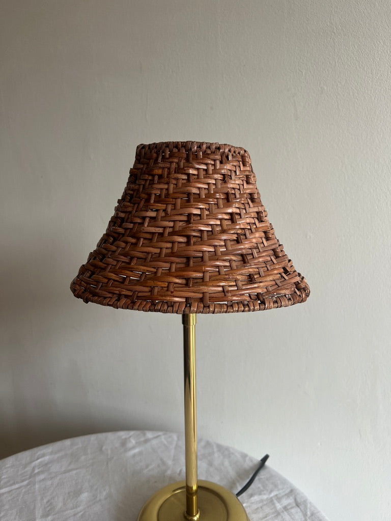 BRASS TABLE LAMP WITH RATTAN SHADE