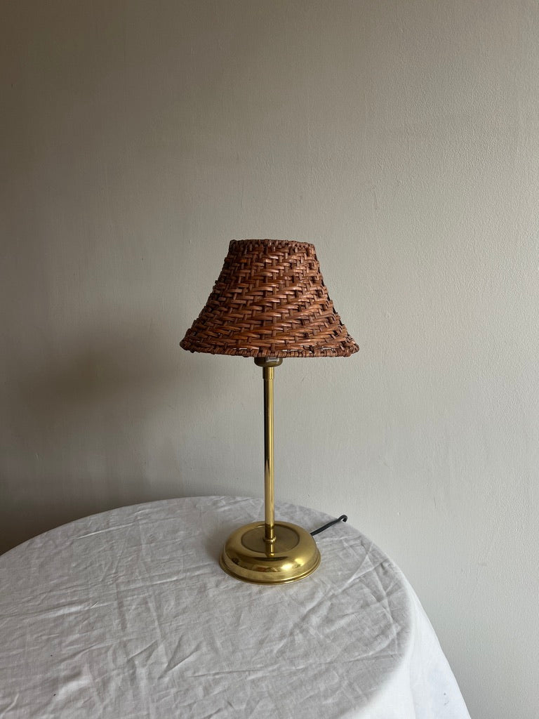 BRASS TABLE LAMP WITH RATTAN SHADE