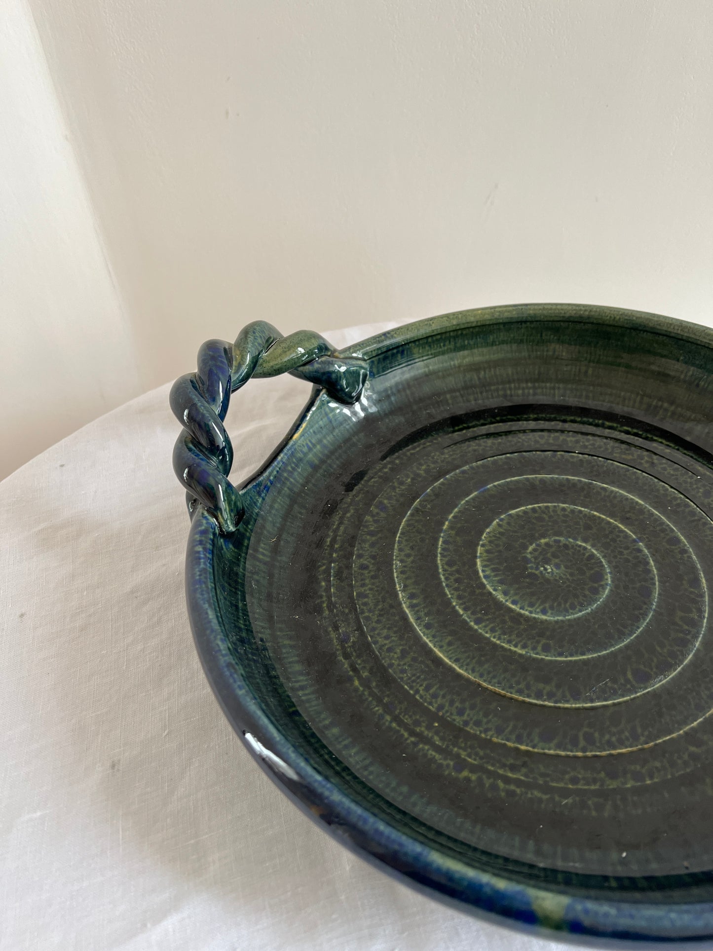 CERAMIC GREEN SERVING DISH WITH TWISTED HANDLES