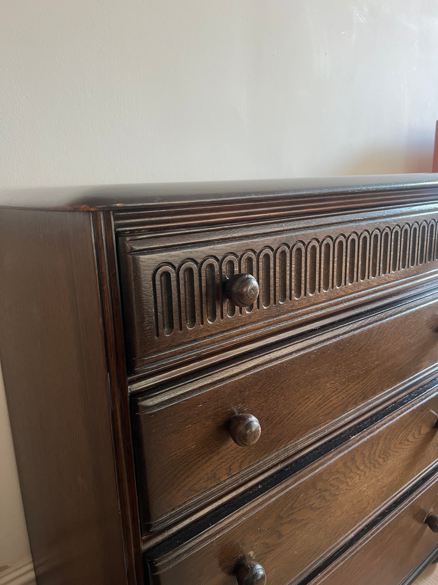 WOODEN CHEST OF DRAWERS WITH WIGGLE DETAIL