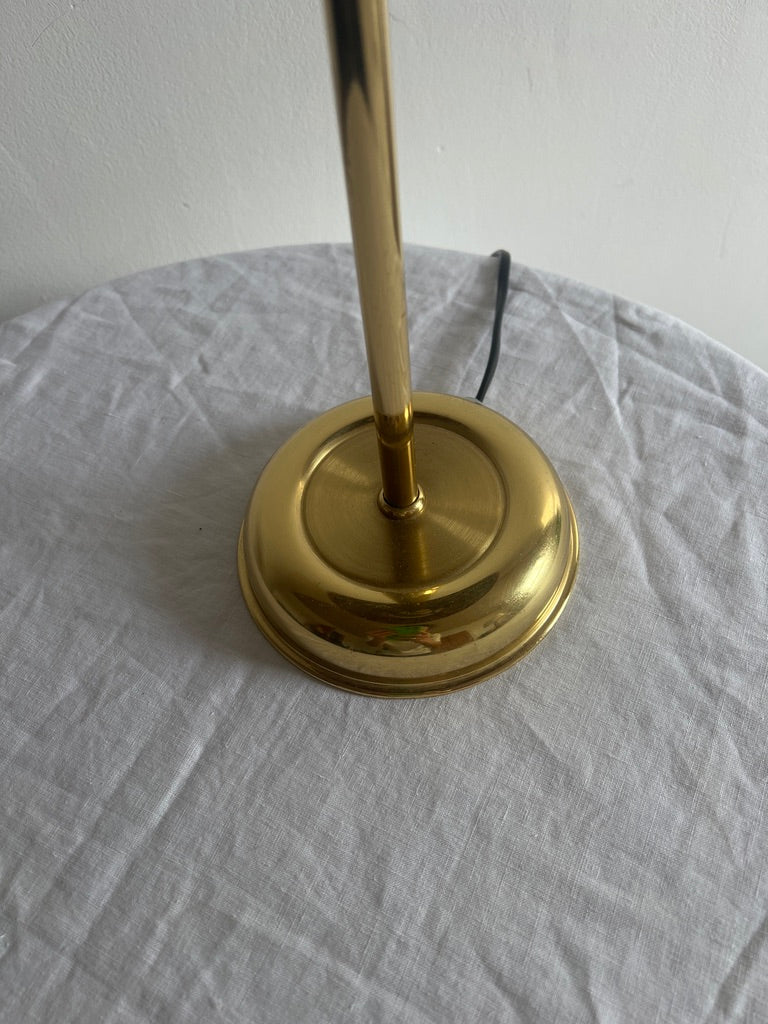 BRASS TABLE LAMP WITH RATTAN SHADE