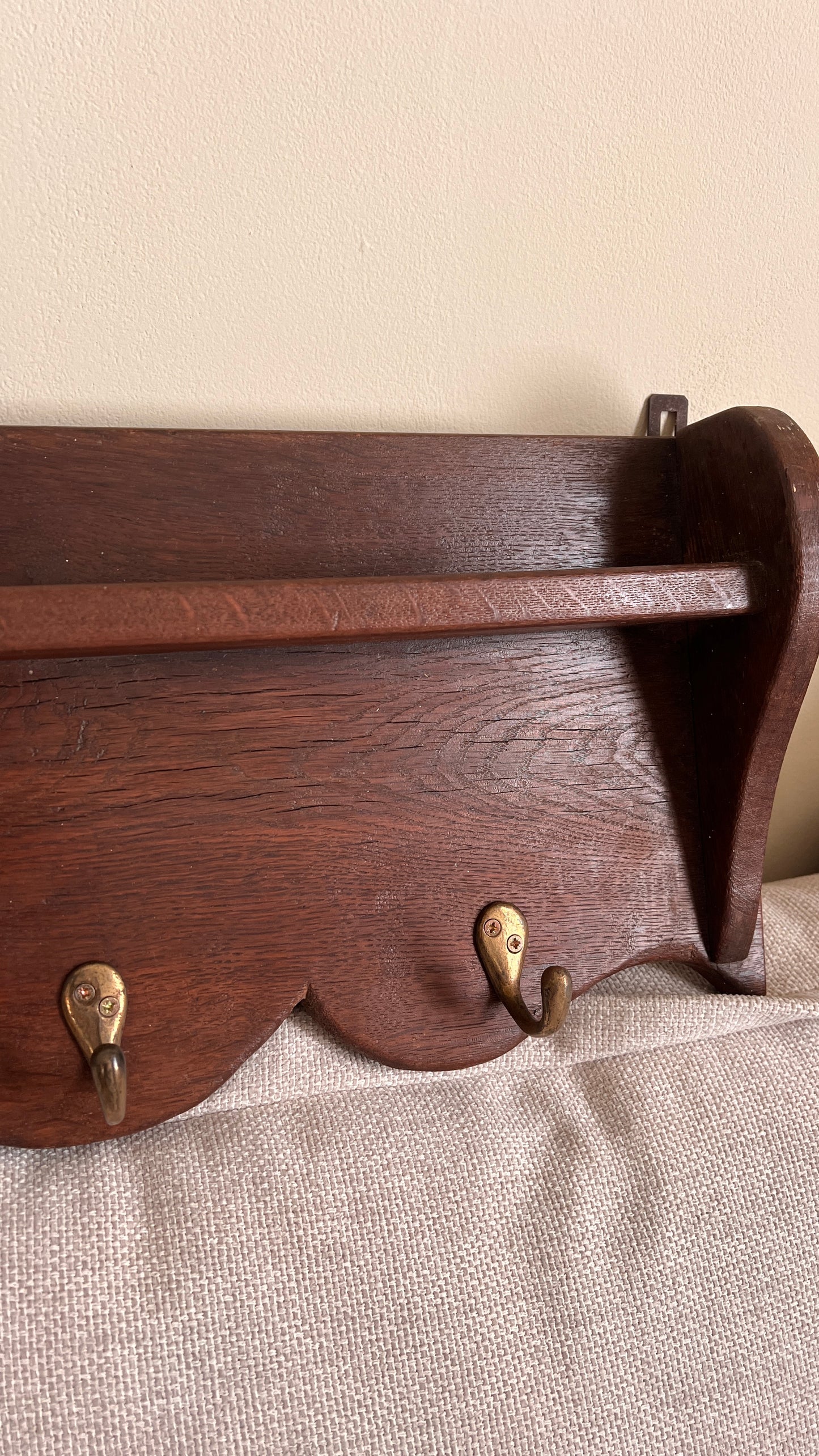 WOODEN WAVY SHELF