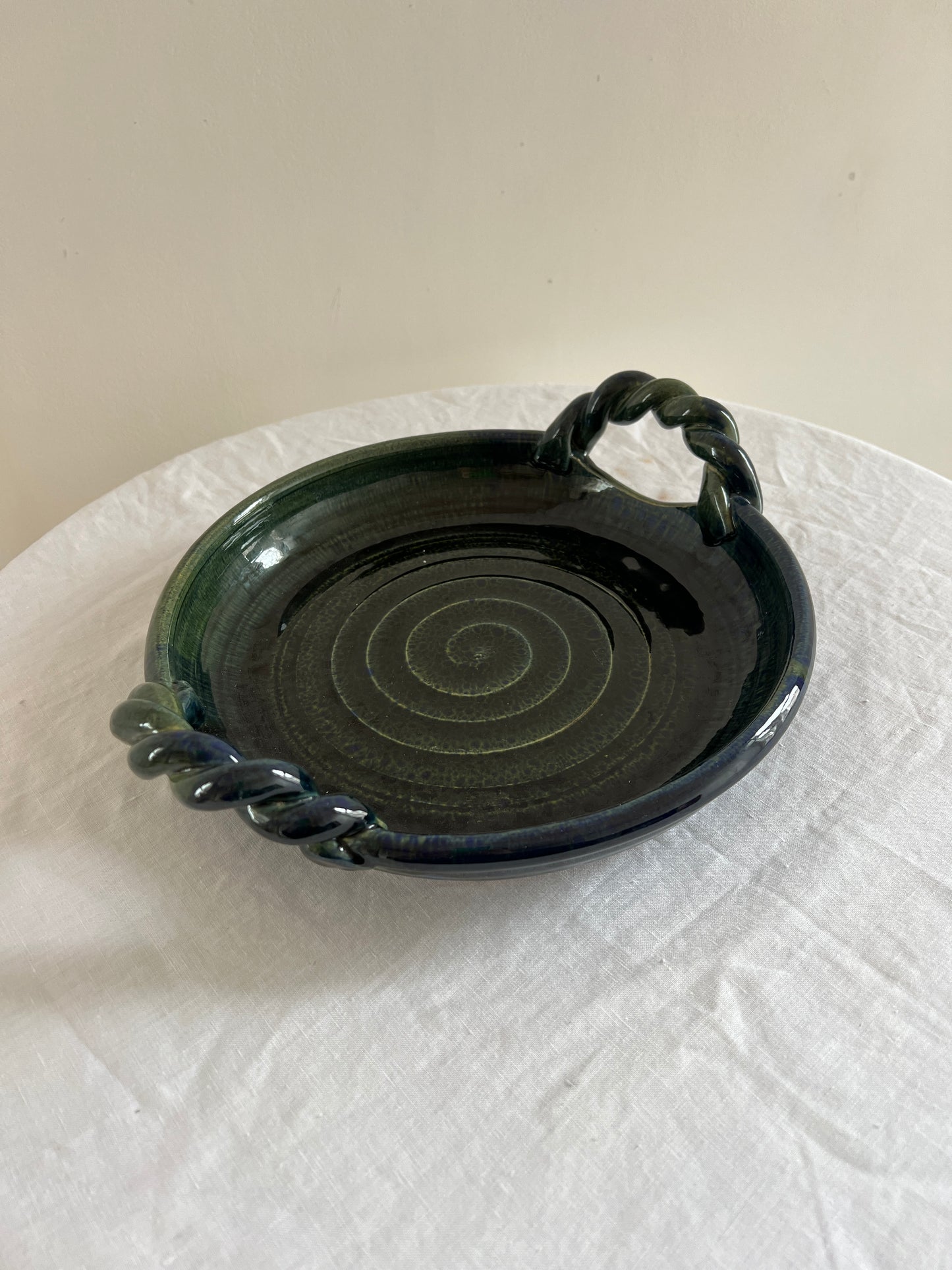 CERAMIC GREEN SERVING DISH WITH TWISTED HANDLES