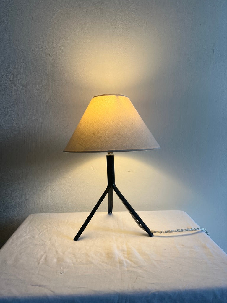 TRIPOD BLACK METAL LAMP