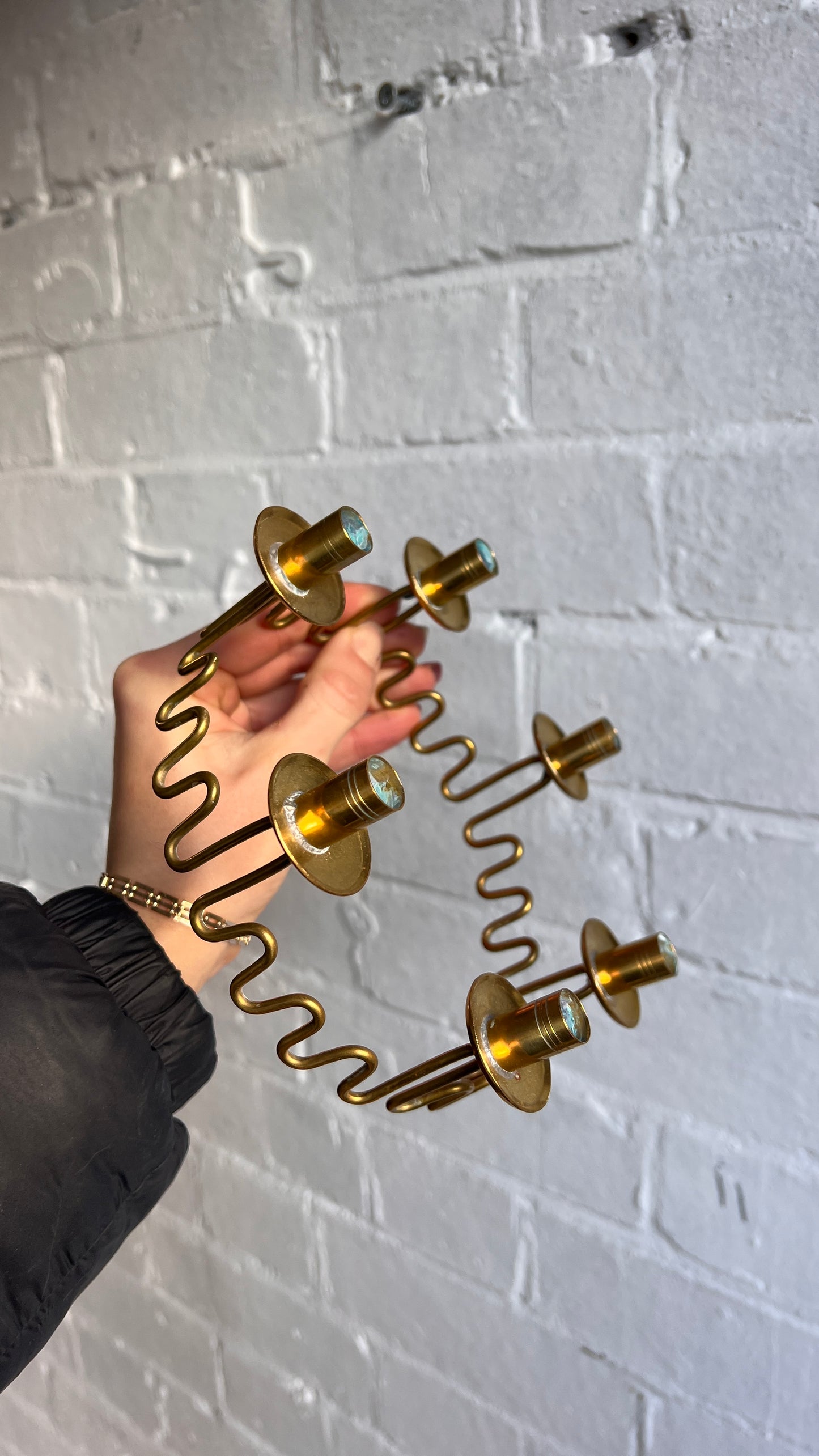 BRASS WIGGLE DECORATIVE CANDLE HOLDER