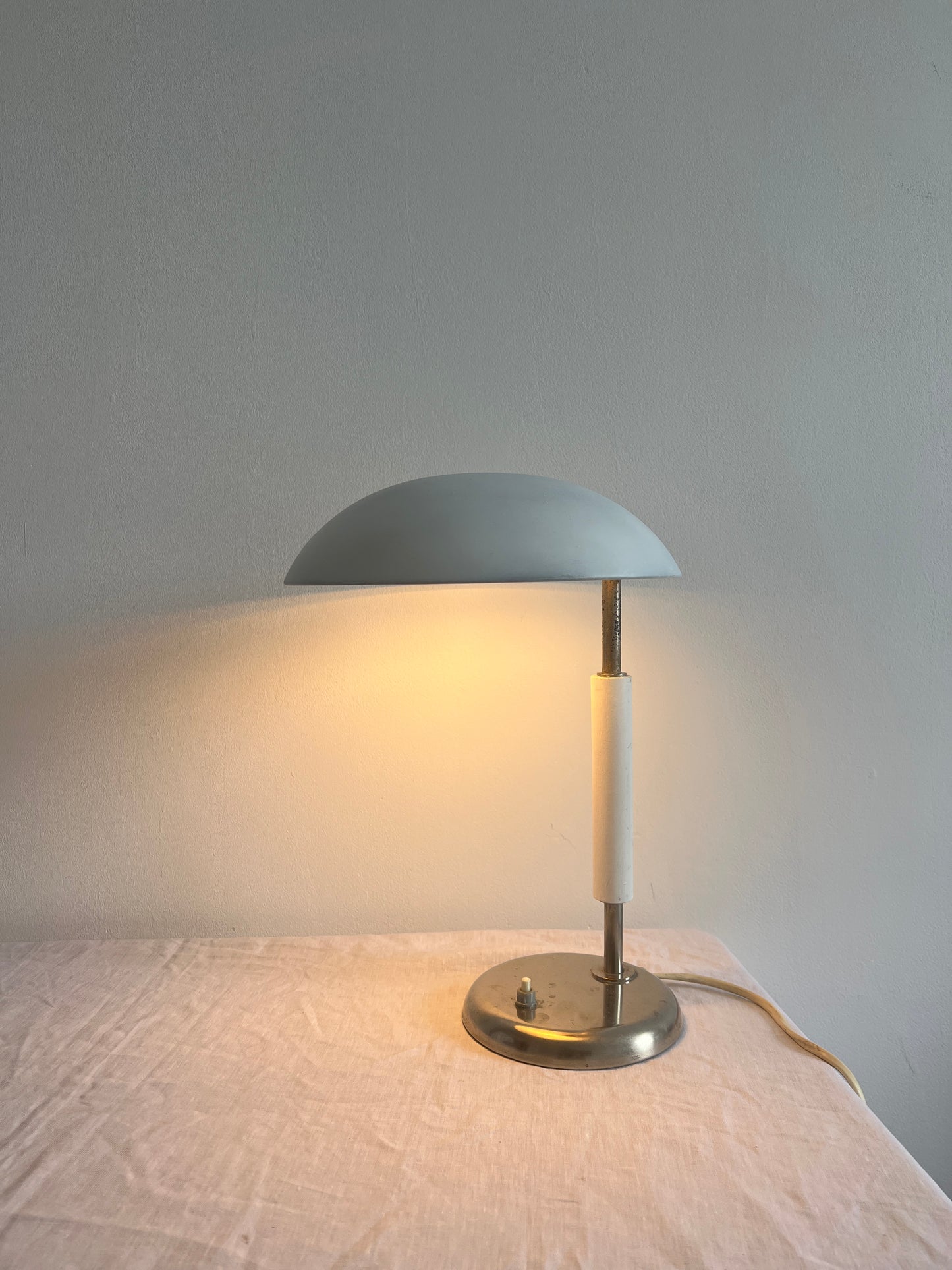 40’S MODERNIST TABLE LAMP