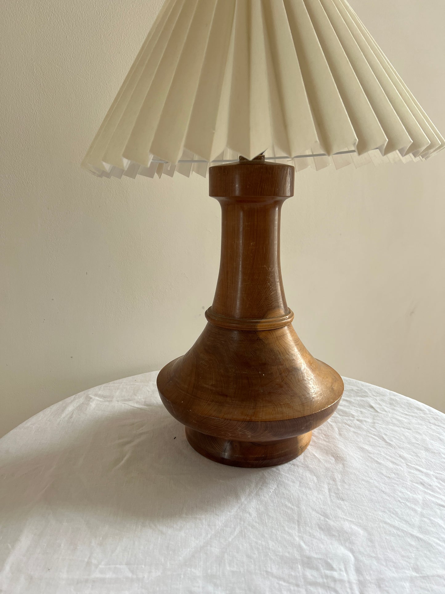 SOLID WOOD TABLE LAMP WITH SCOOPED BASE