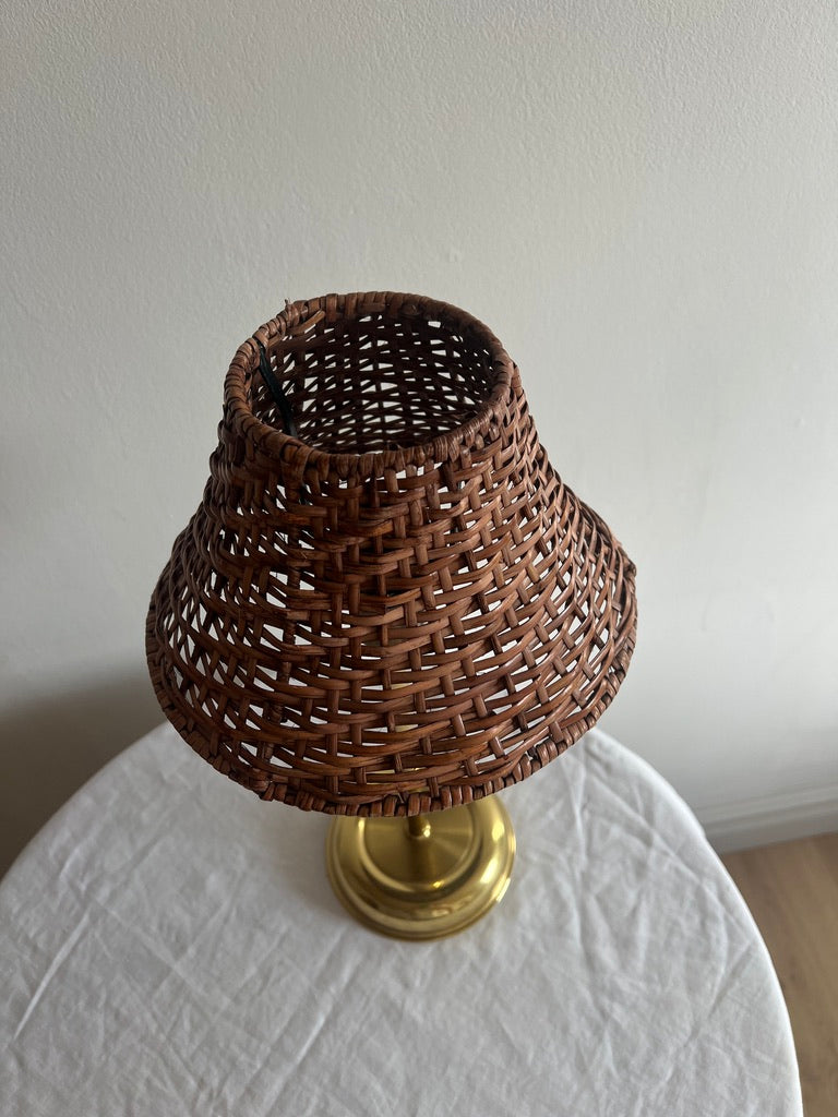 BRASS TABLE LAMP WITH RATTAN SHADE