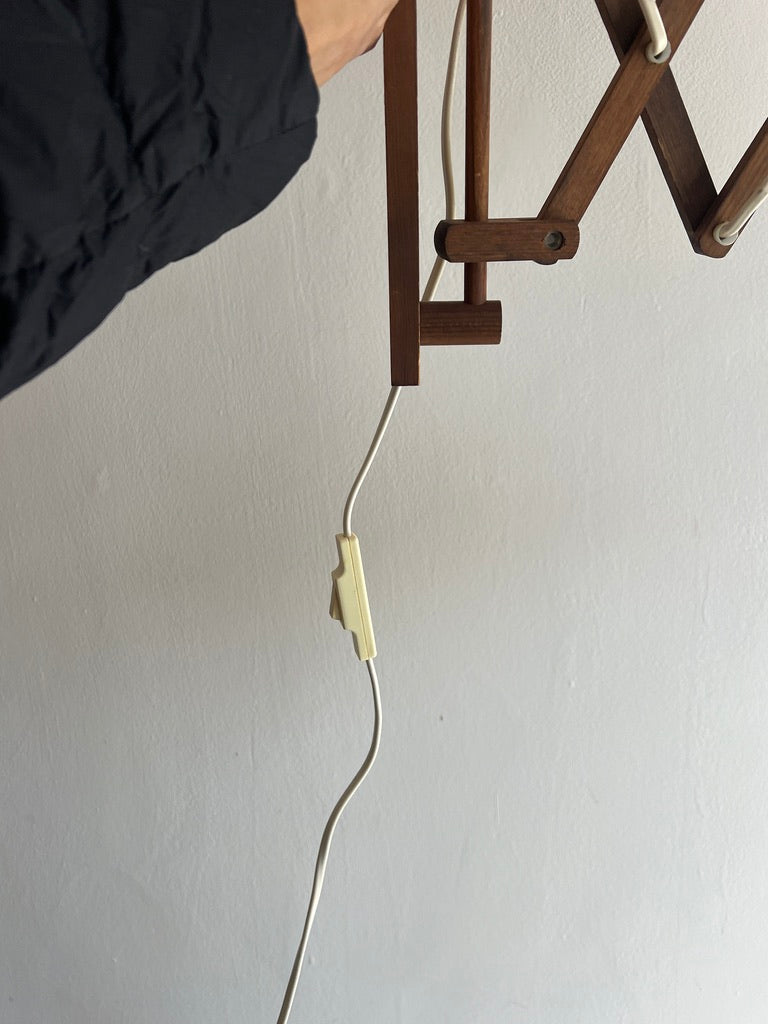 SCISSOR WALL LIGHT WITH SCALLOP SHADE