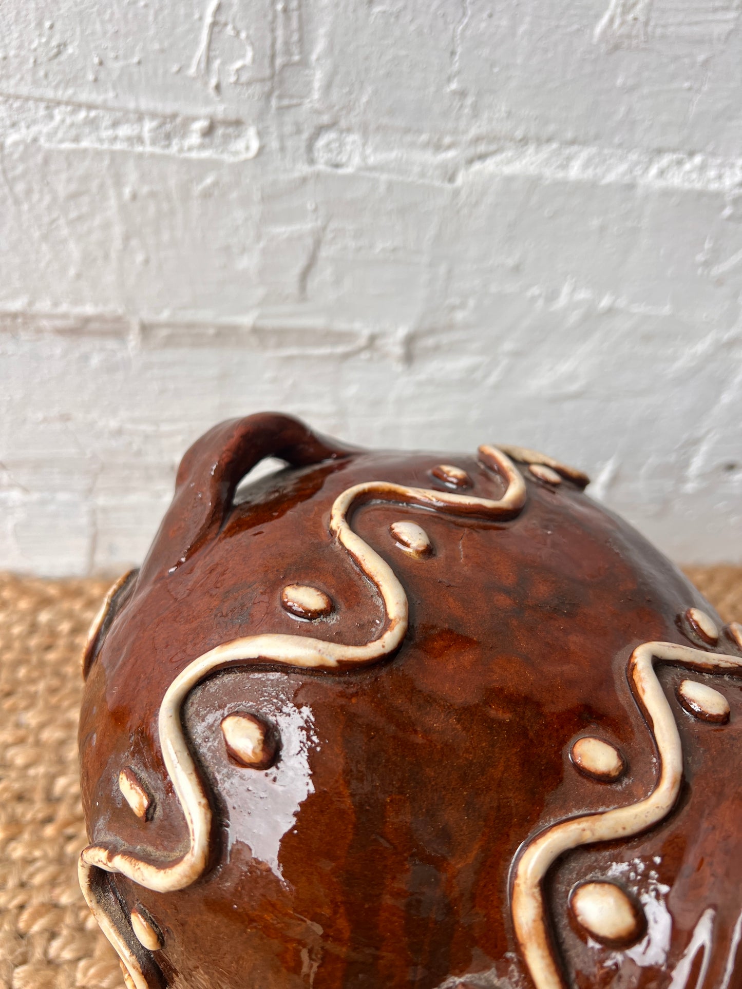 CERAMIC WIGGLE BROWN SALT PIG