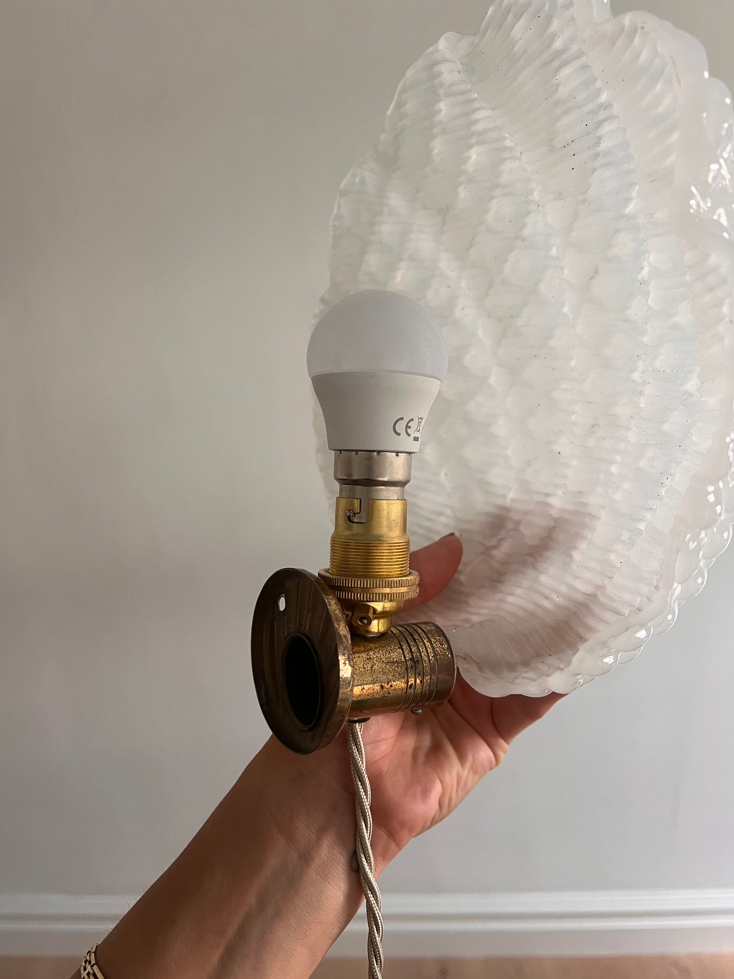 SINGLE SHELL MURANO WALL LIGHT