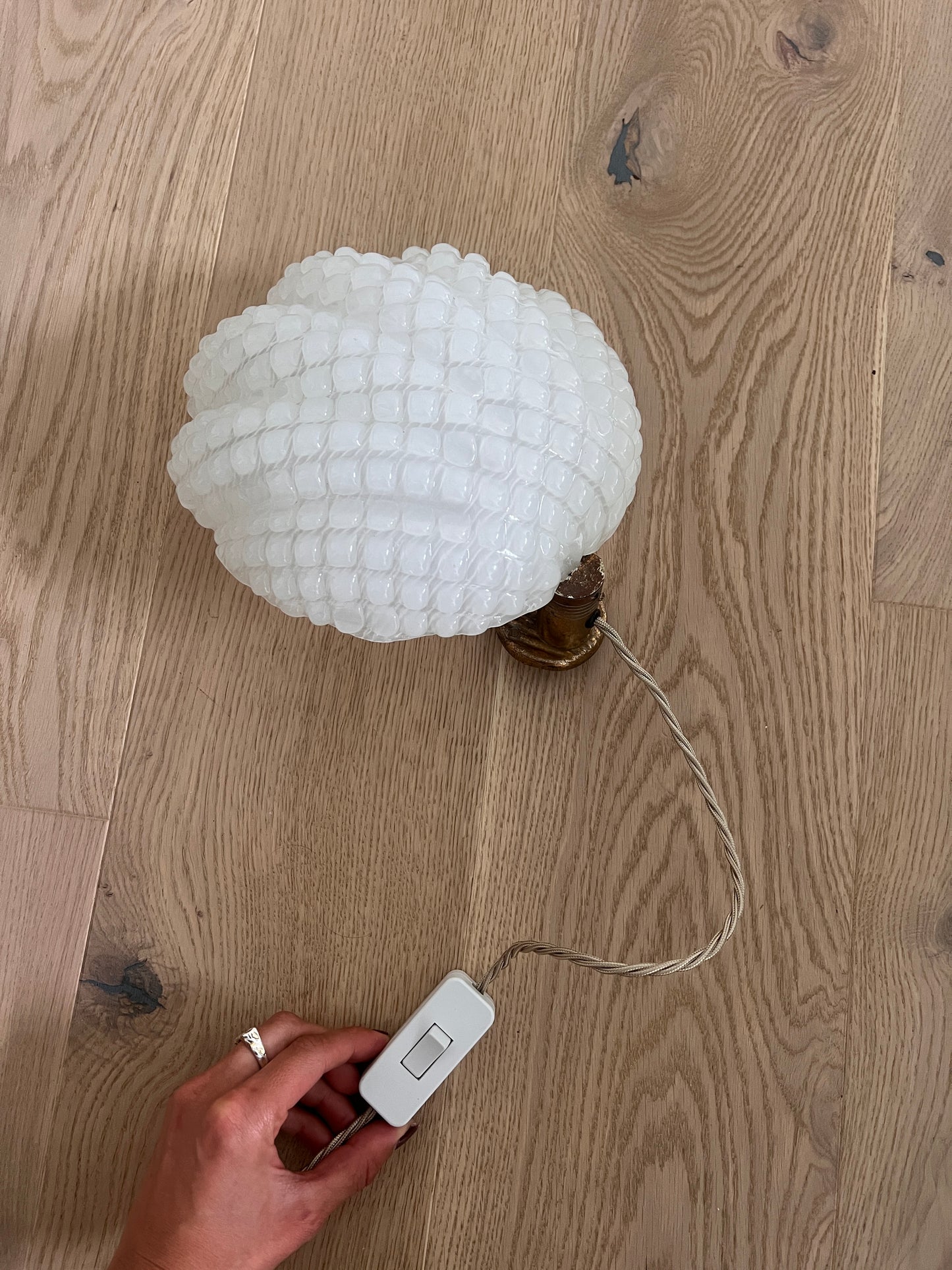 SINGLE SHELL MURANO WALL LIGHT