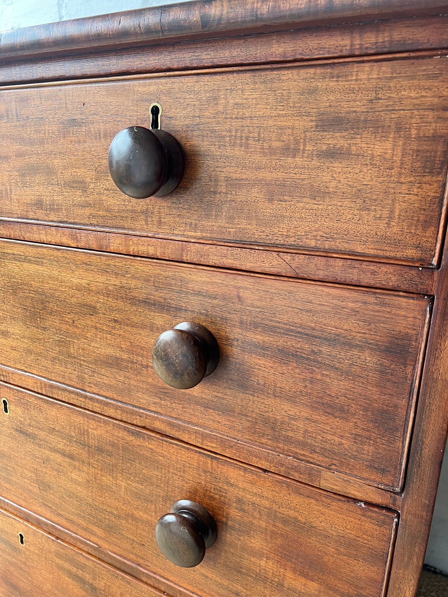 EARLY VICTORIAN MAHOGANY CHEST OF DRAWERS