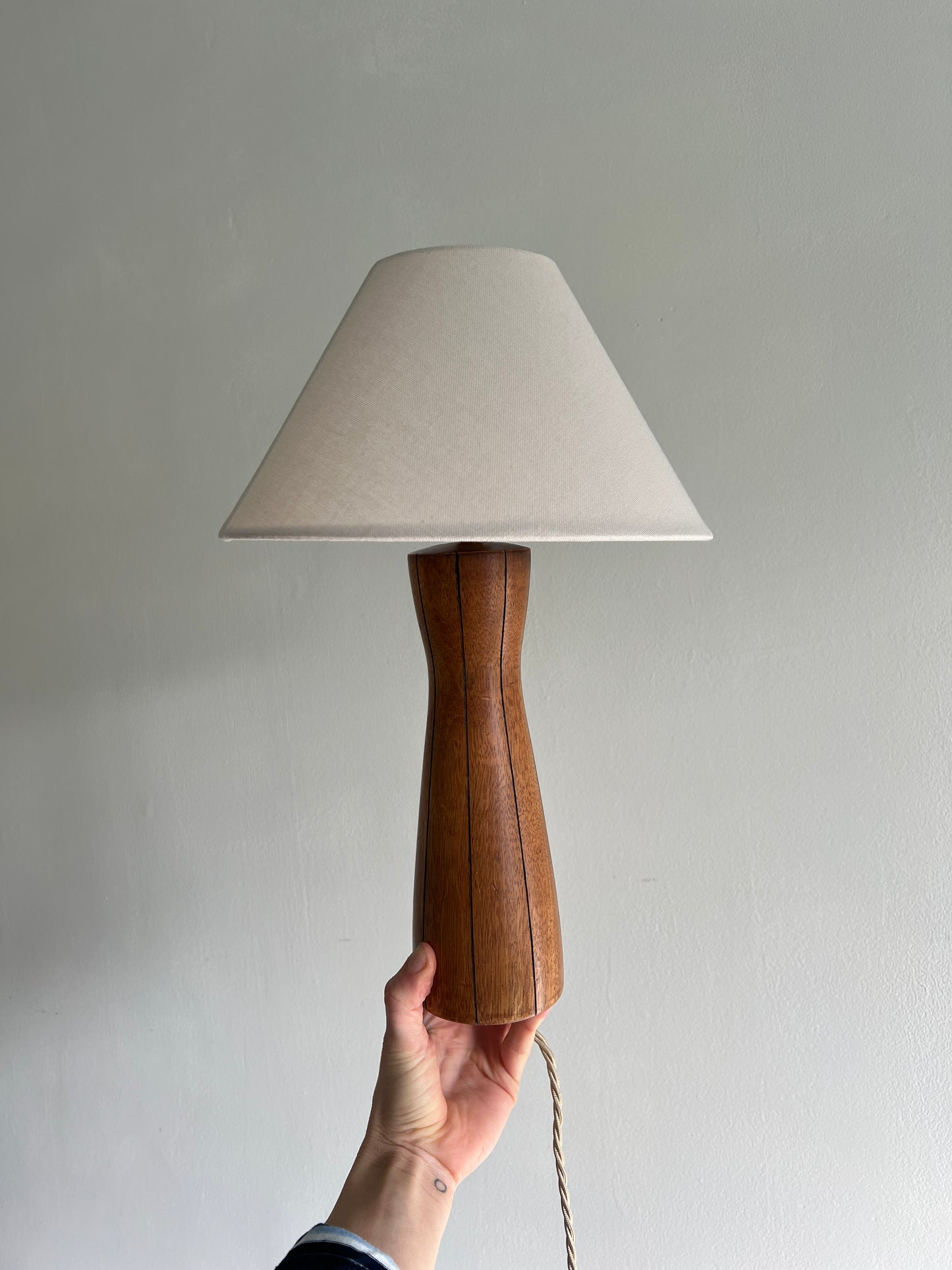 WOODEN STRIPE TABLE LAMP