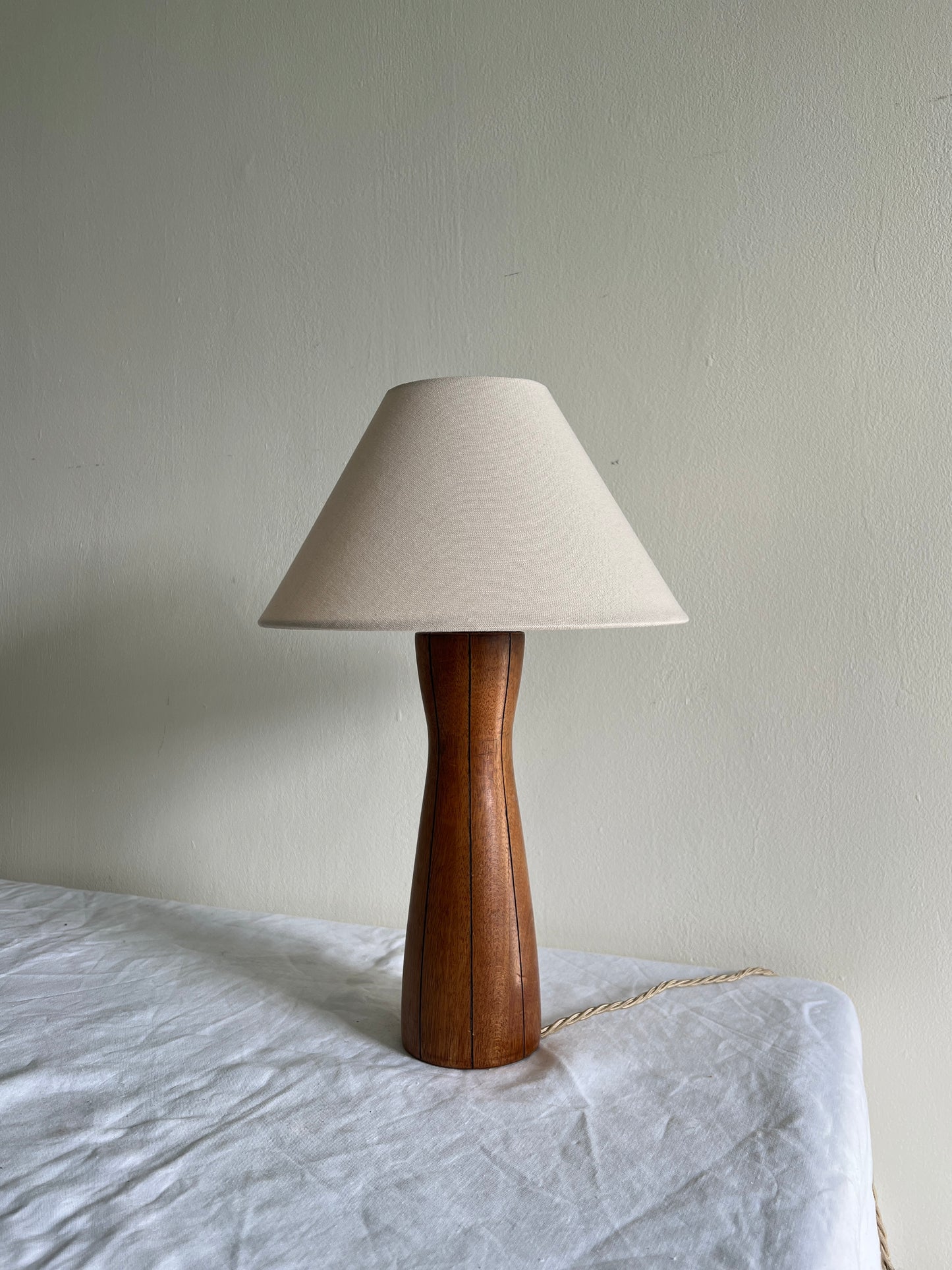 WOODEN STRIPE TABLE LAMP