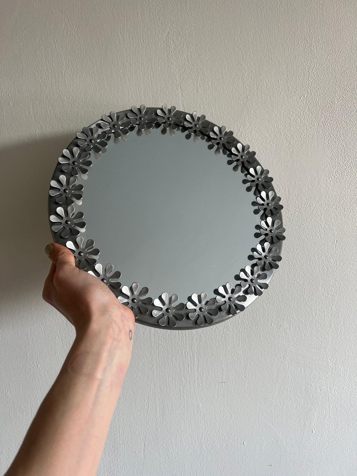 70S ROUND SILVER DAISY MIRROR