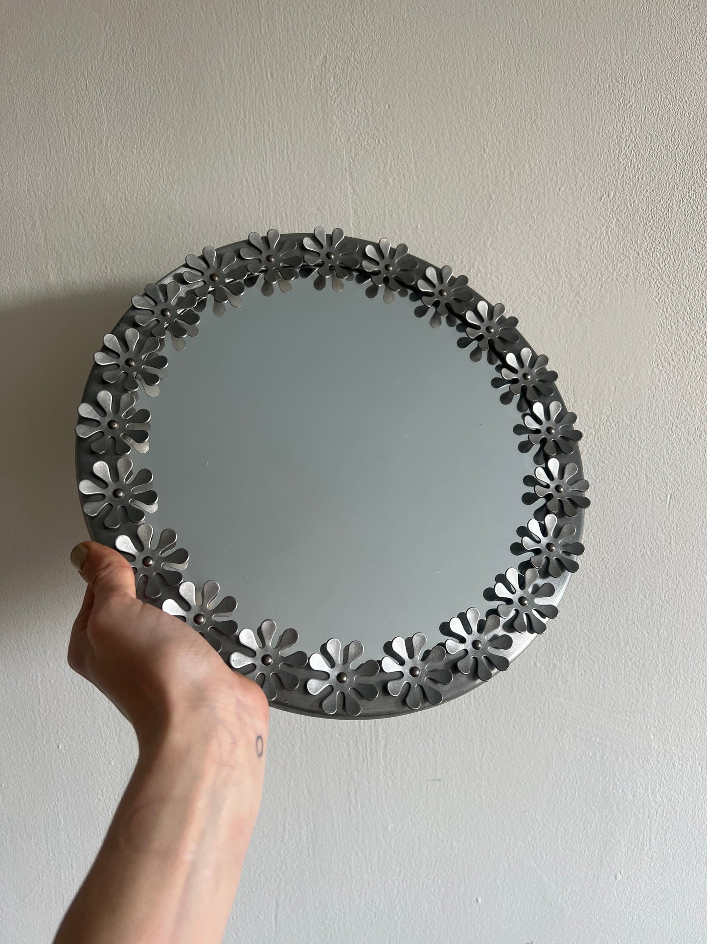 70S ROUND SILVER DAISY MIRROR