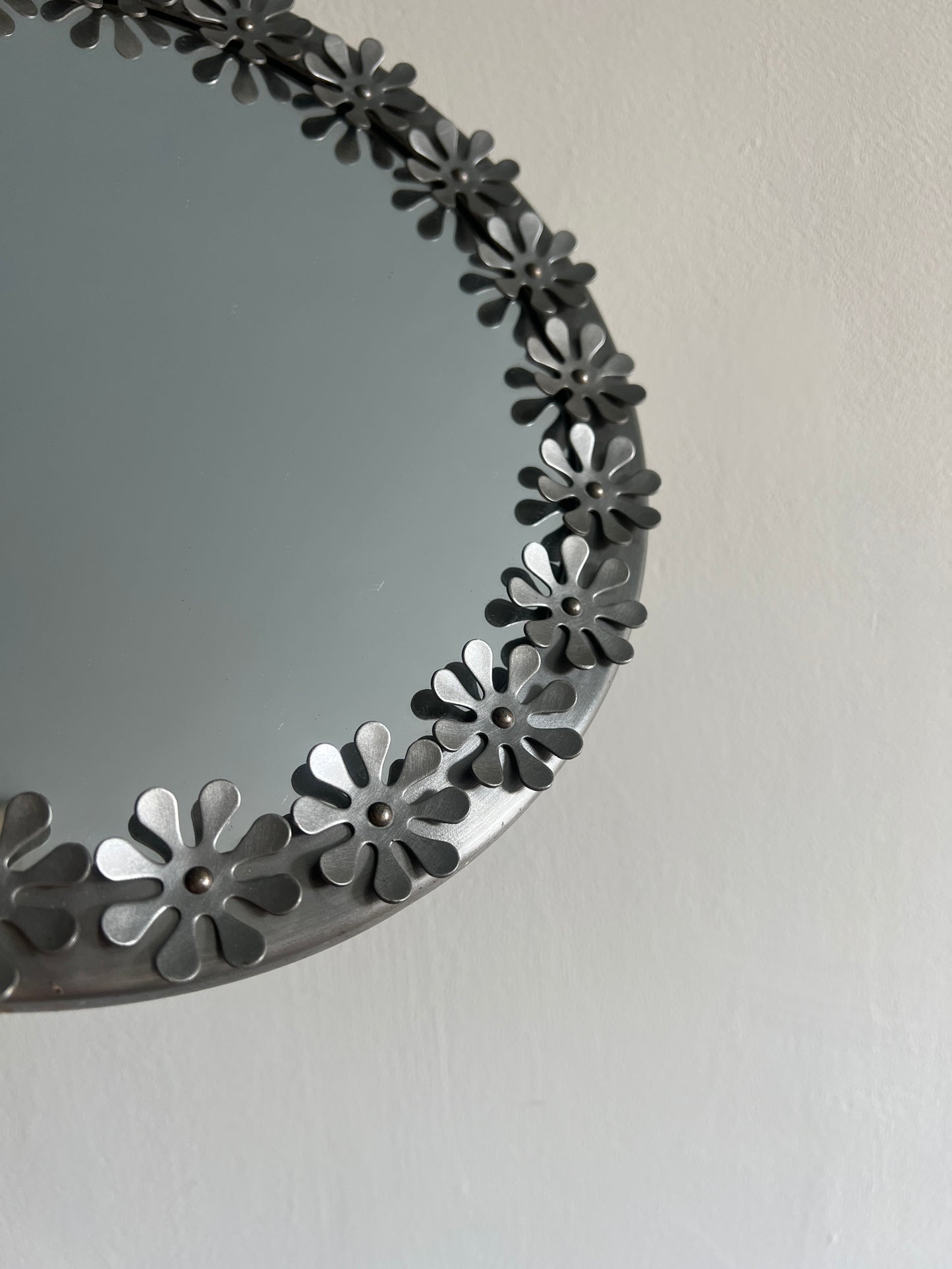 70S ROUND SILVER DAISY MIRROR