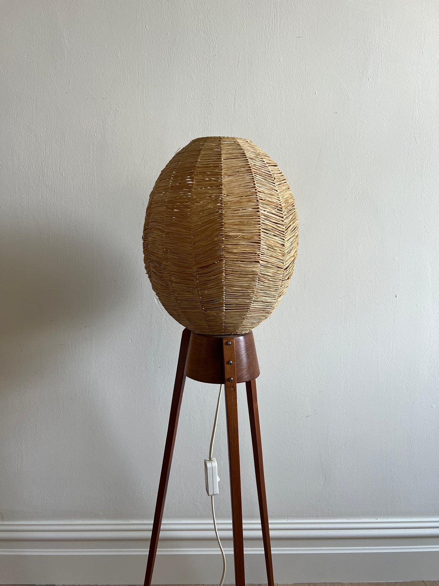 60S TEAK & STRAW SHADE TRIPOD FLOOR LAMP