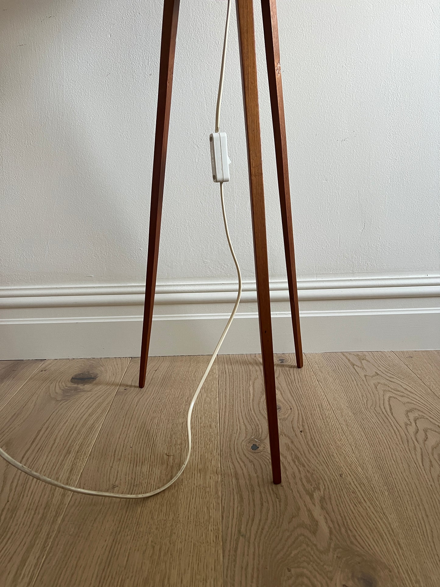 60S TEAK & STRAW SHADE TRIPOD FLOOR LAMP