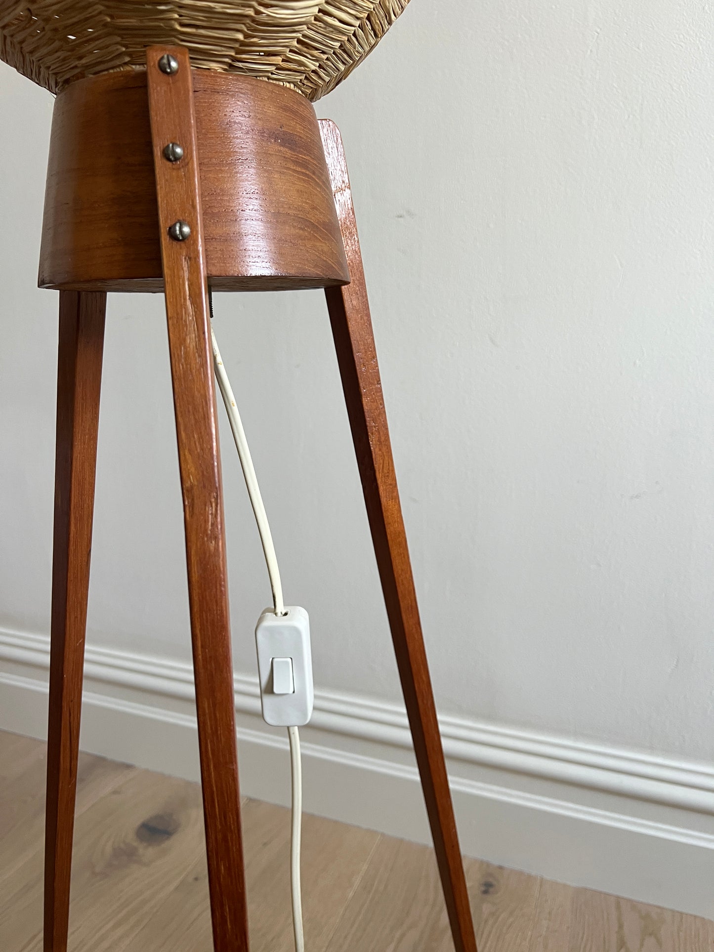 60S TEAK & STRAW SHADE TRIPOD FLOOR LAMP