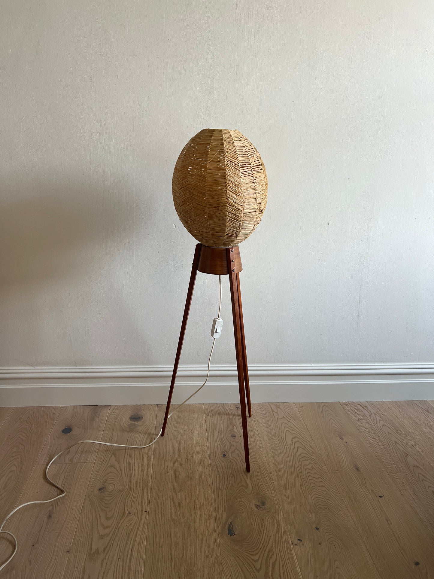 60S TEAK & STRAW SHADE TRIPOD FLOOR LAMP
