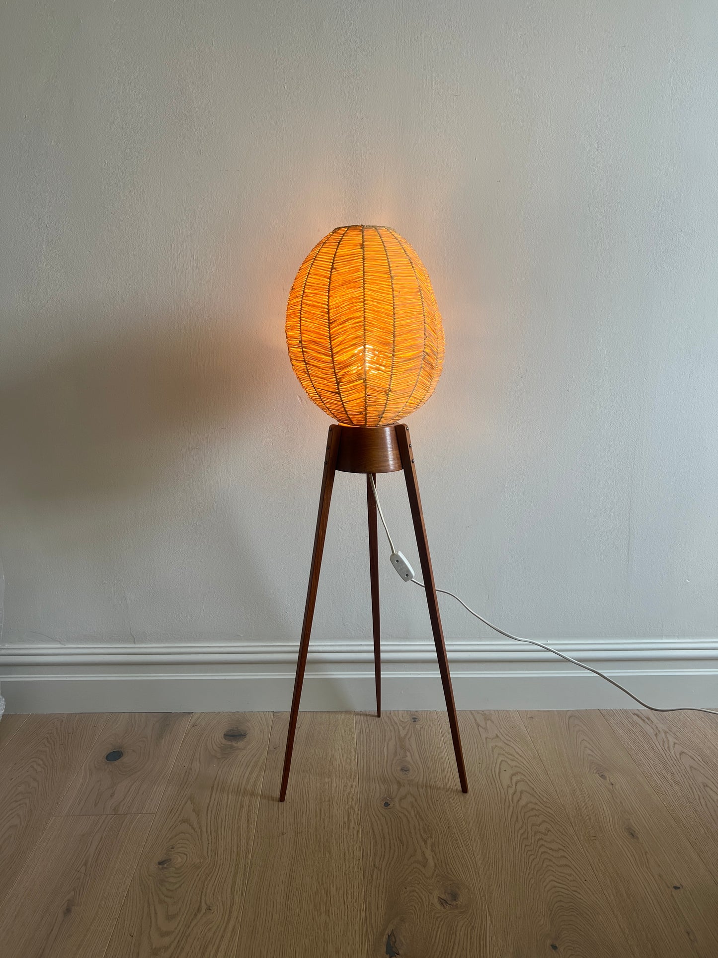 60S TEAK & STRAW SHADE TRIPOD FLOOR LAMP