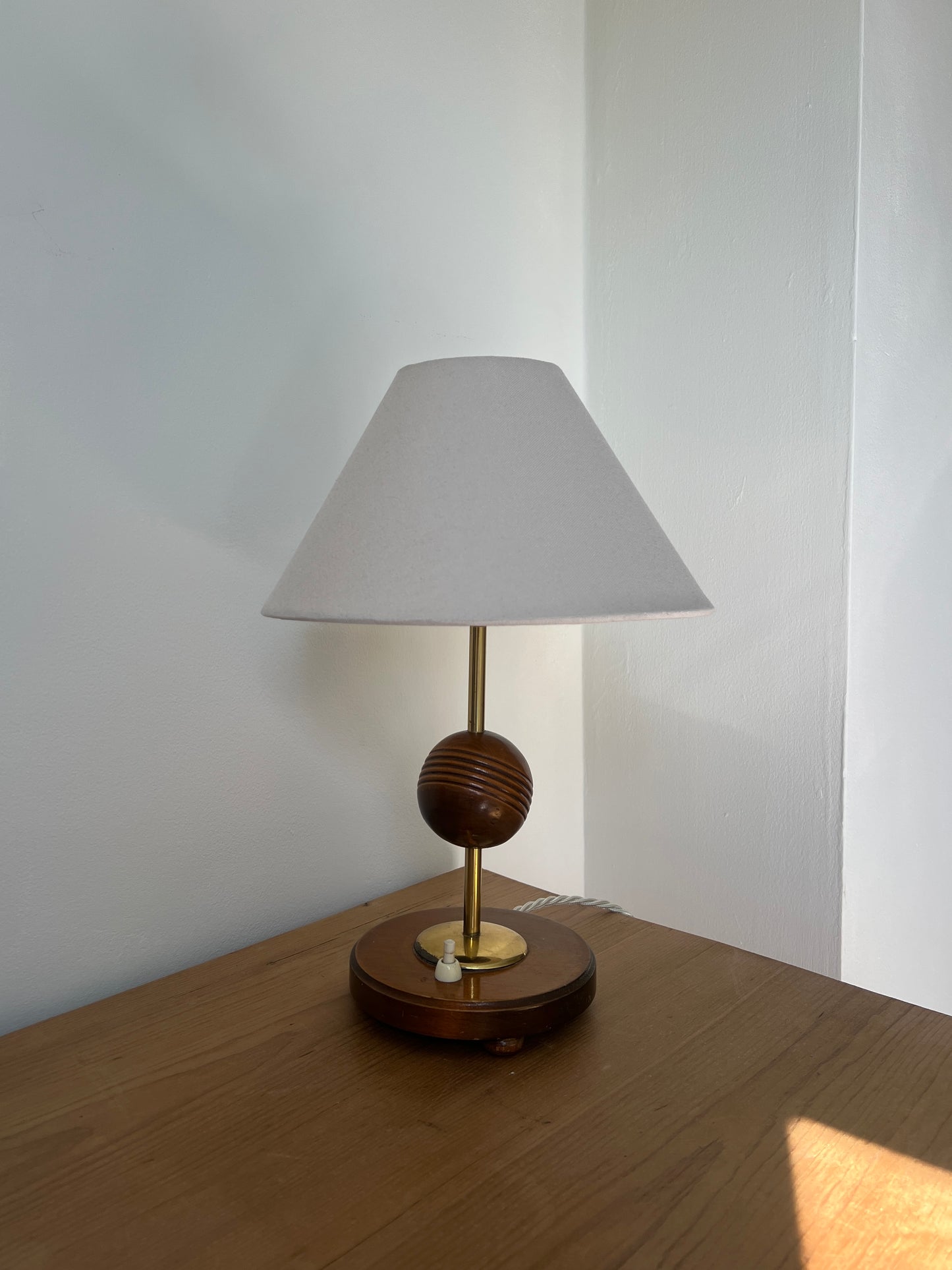 WOODEN SPHERE BRASS LAMP