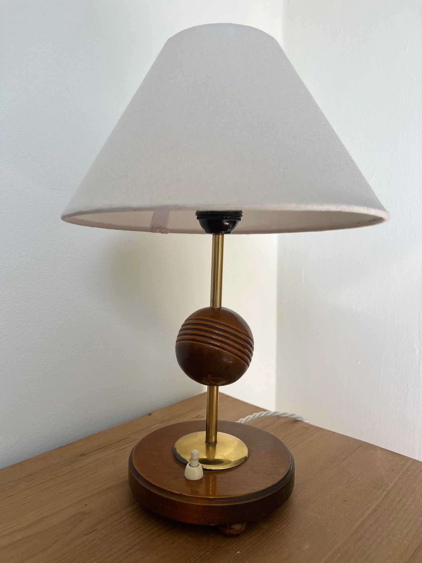 WOODEN SPHERE BRASS LAMP