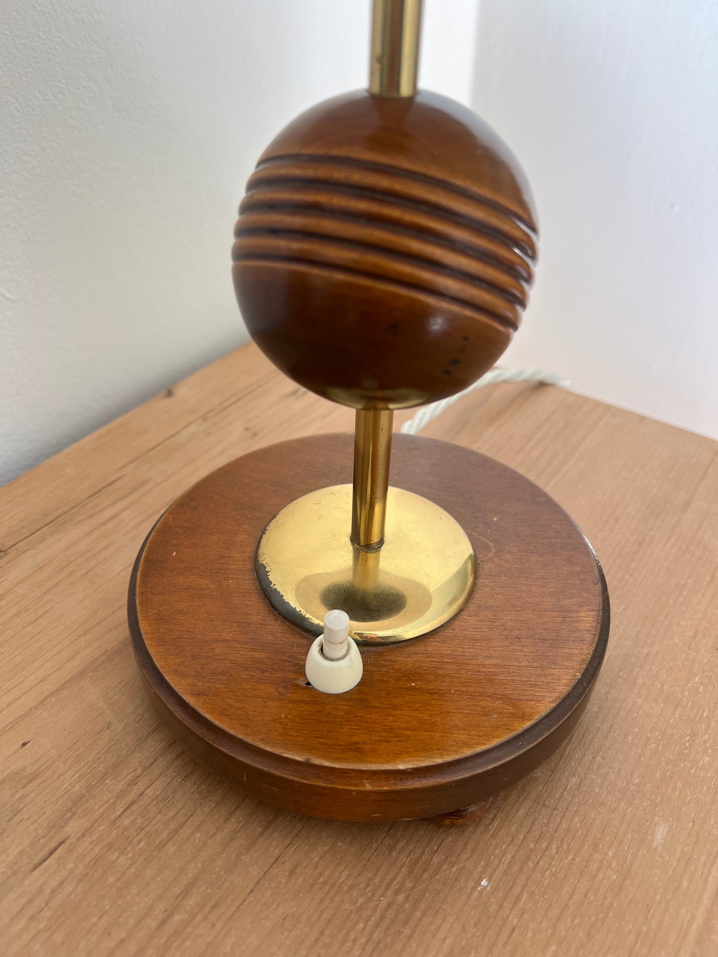 WOODEN SPHERE BRASS LAMP