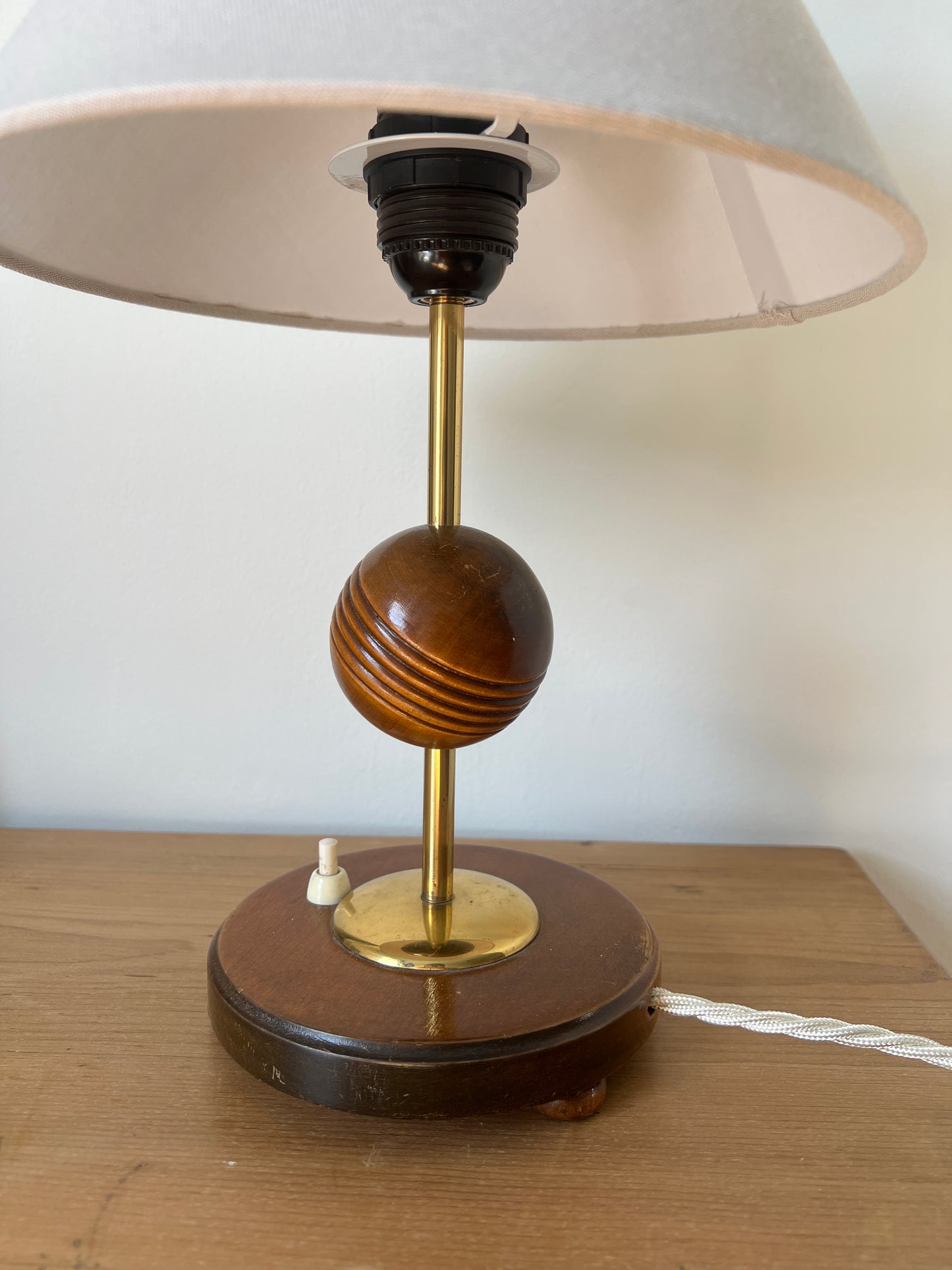 WOODEN SPHERE BRASS LAMP