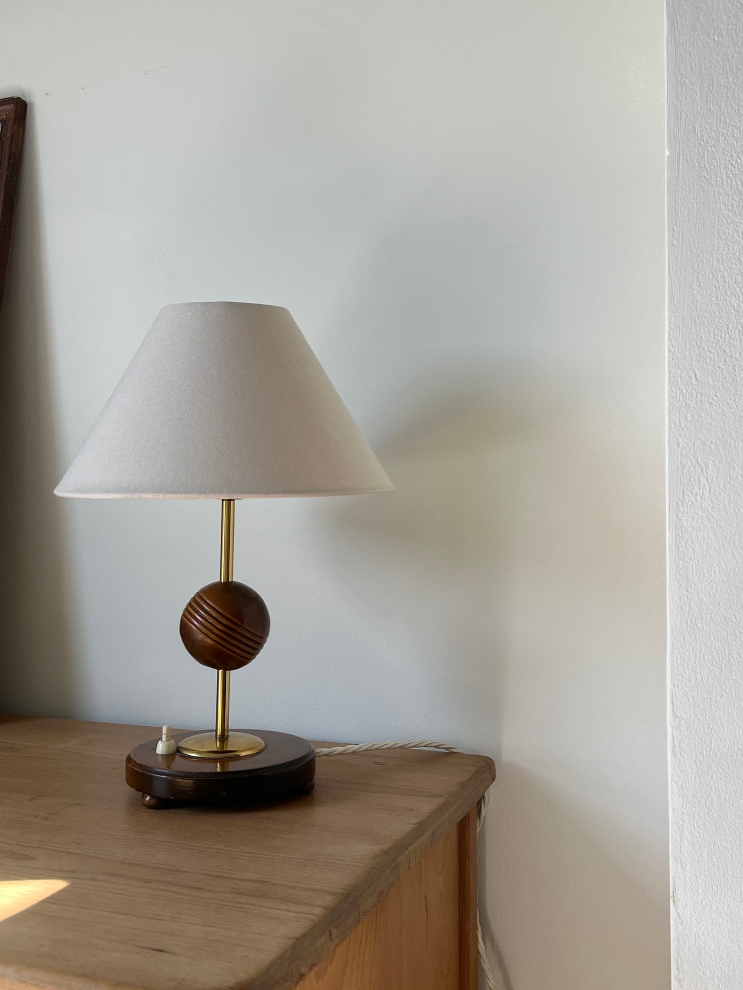 WOODEN SPHERE BRASS LAMP