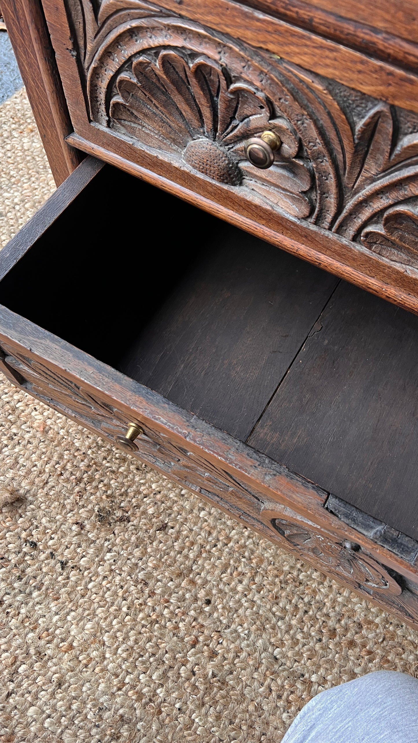 ANTIQUE CARVED CHEST OF DRAWERS