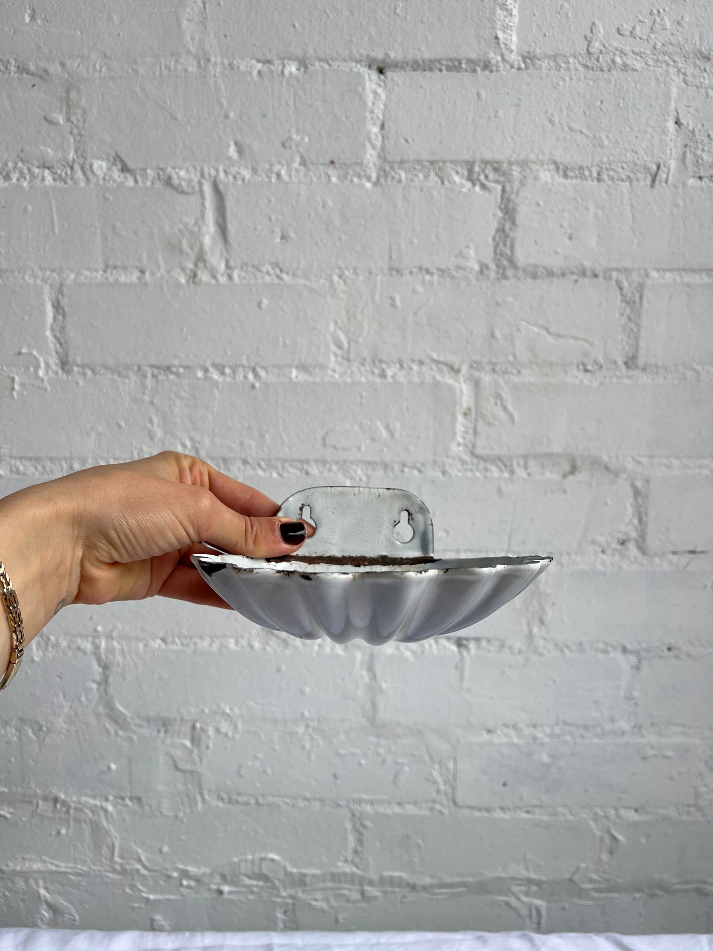 ENAMEL SHELL SOAP DISH