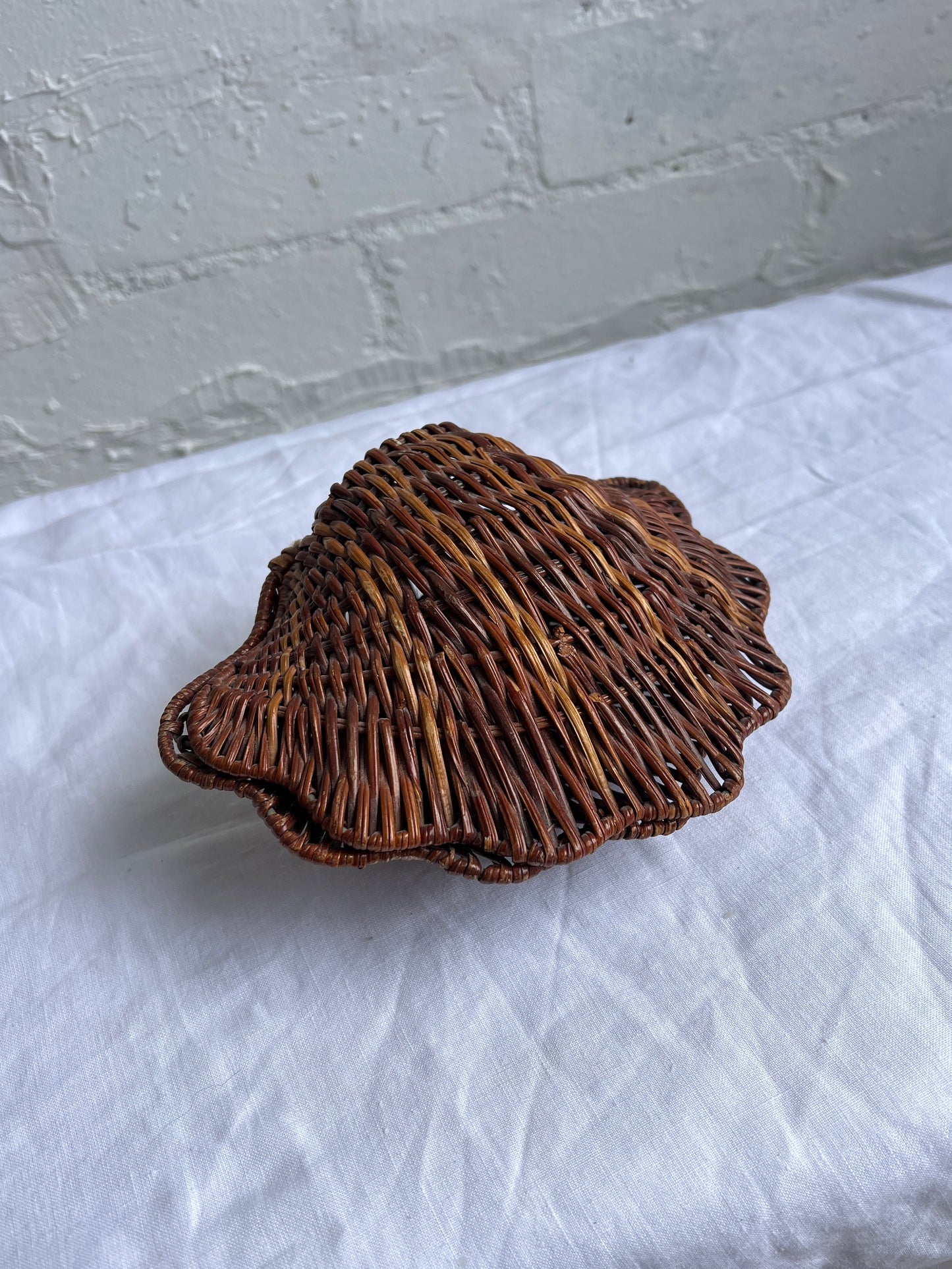 WICKER CLAM SHELL