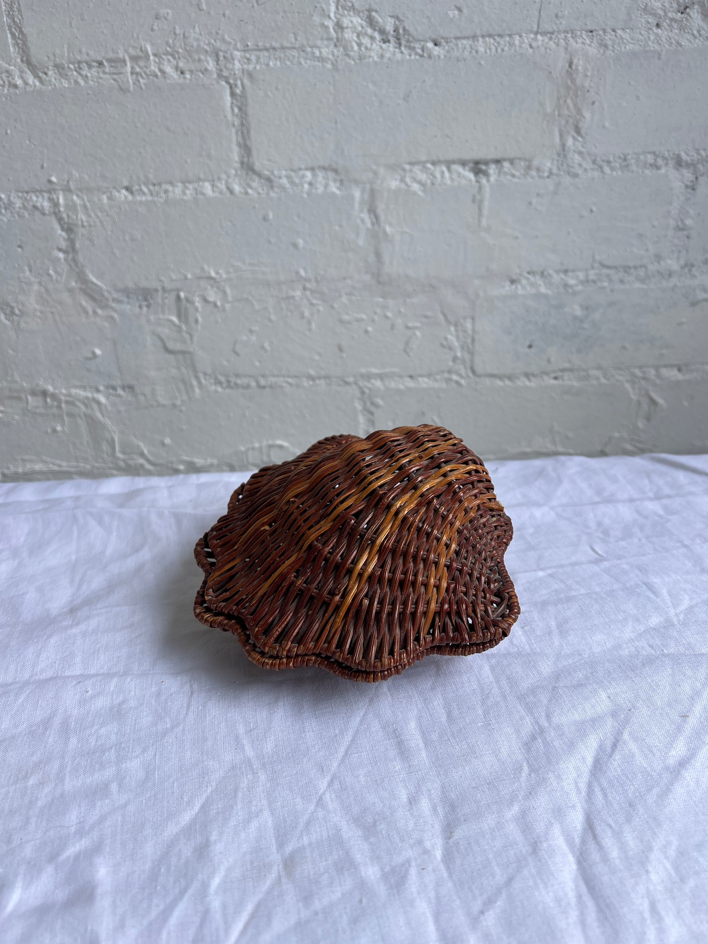 WICKER CLAM SHELL