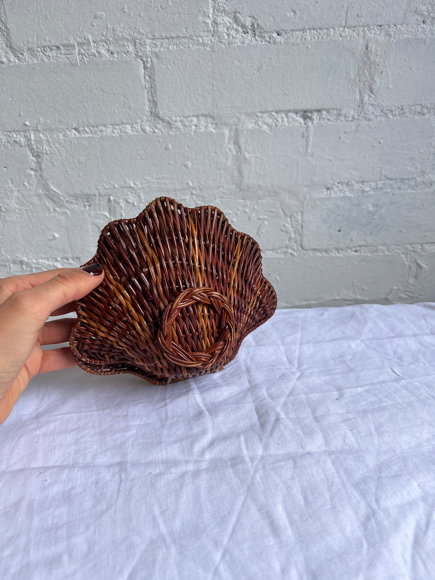 WICKER CLAM SHELL