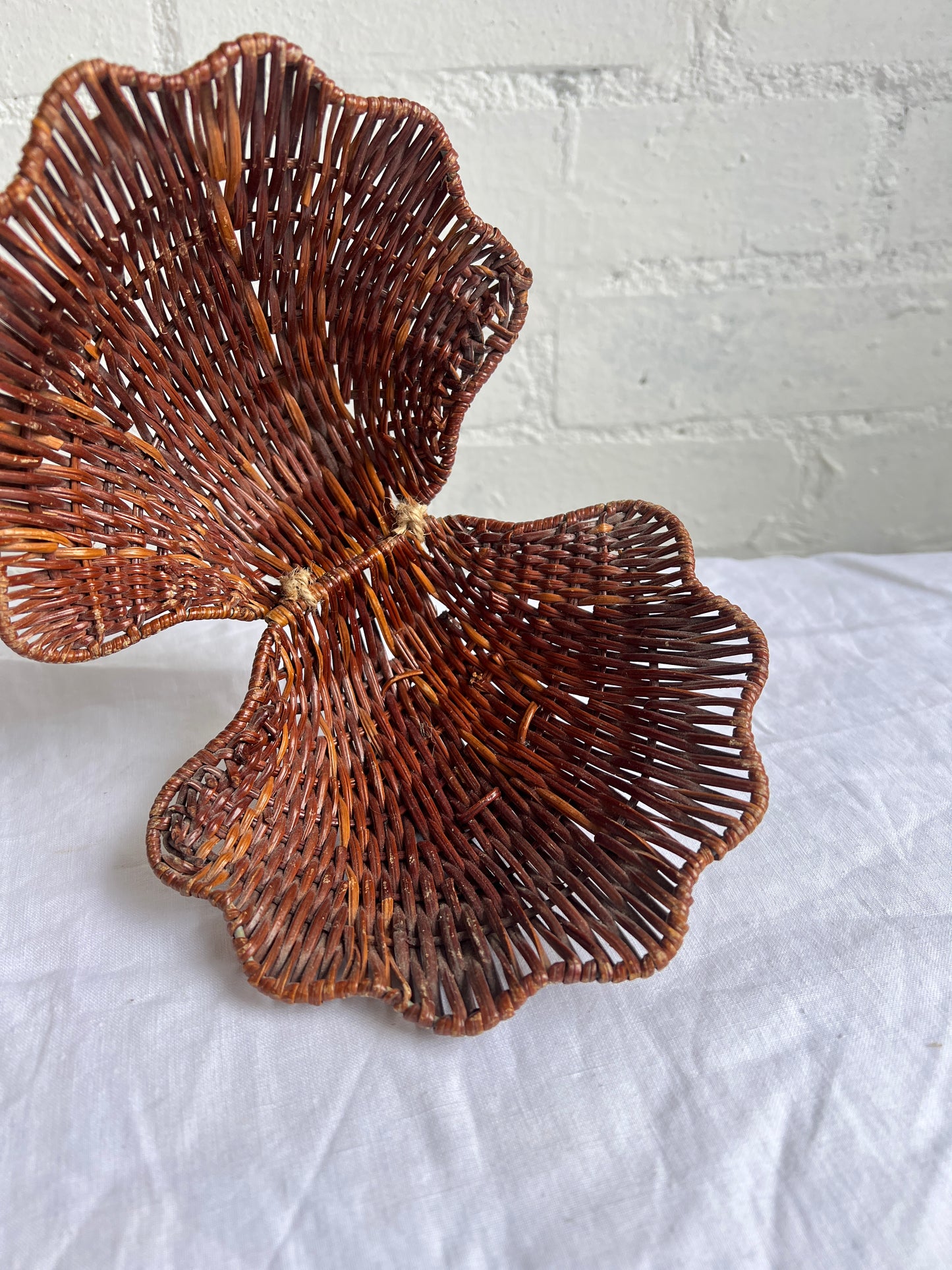 WICKER CLAM SHELL