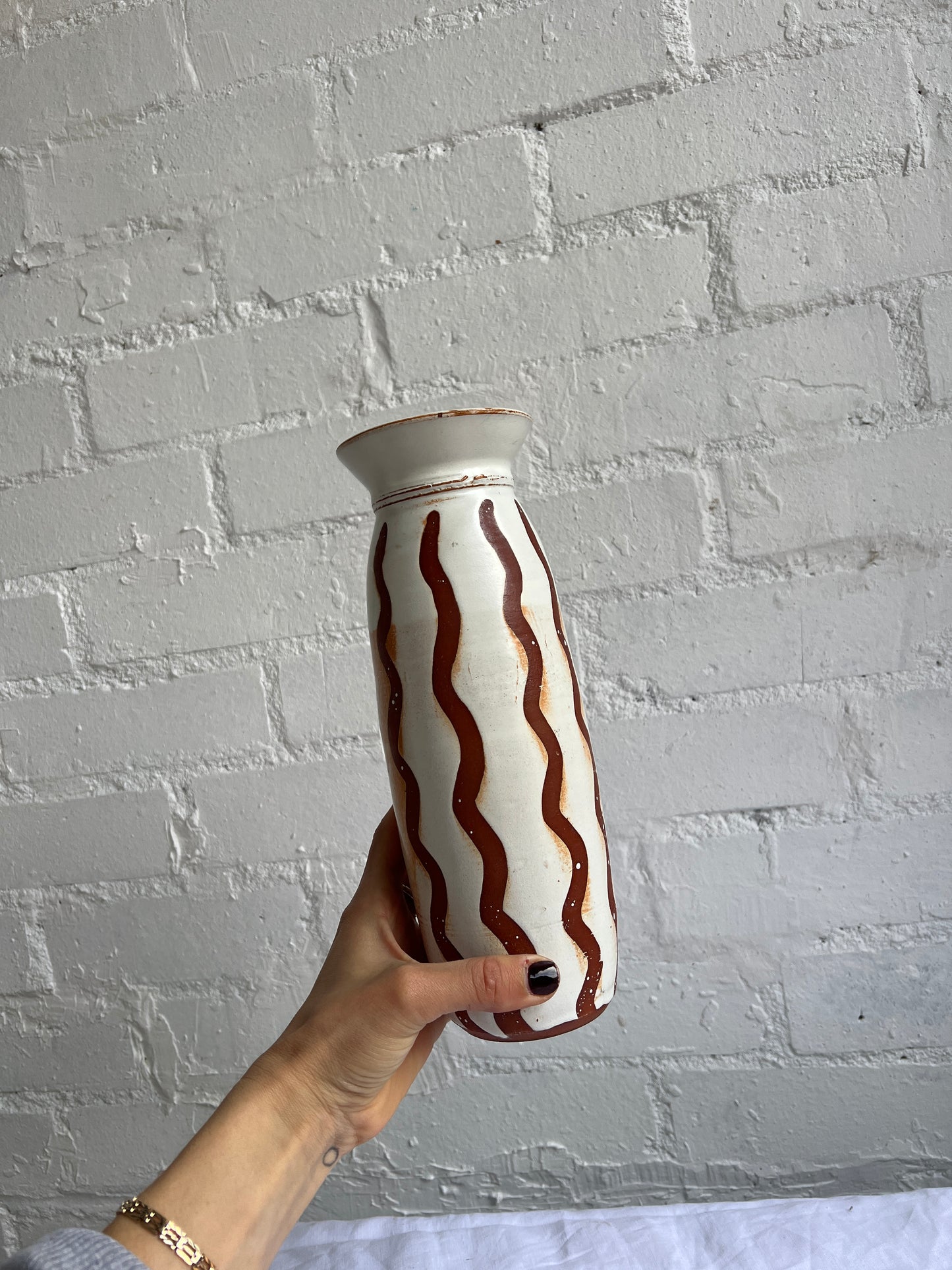 VINTAGE WIGGLE WHITE VASE