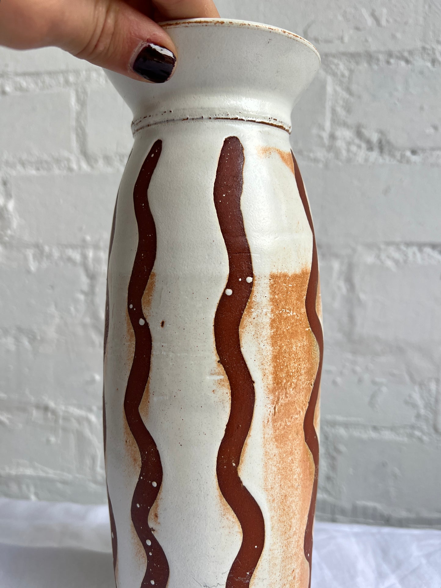 VINTAGE WIGGLE WHITE VASE