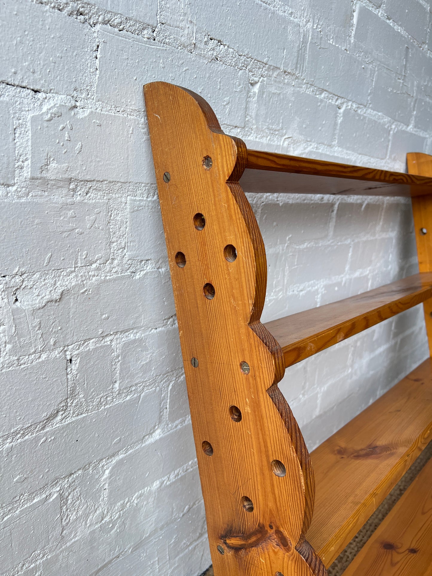 WAVY & DOT PINE SHELVES
