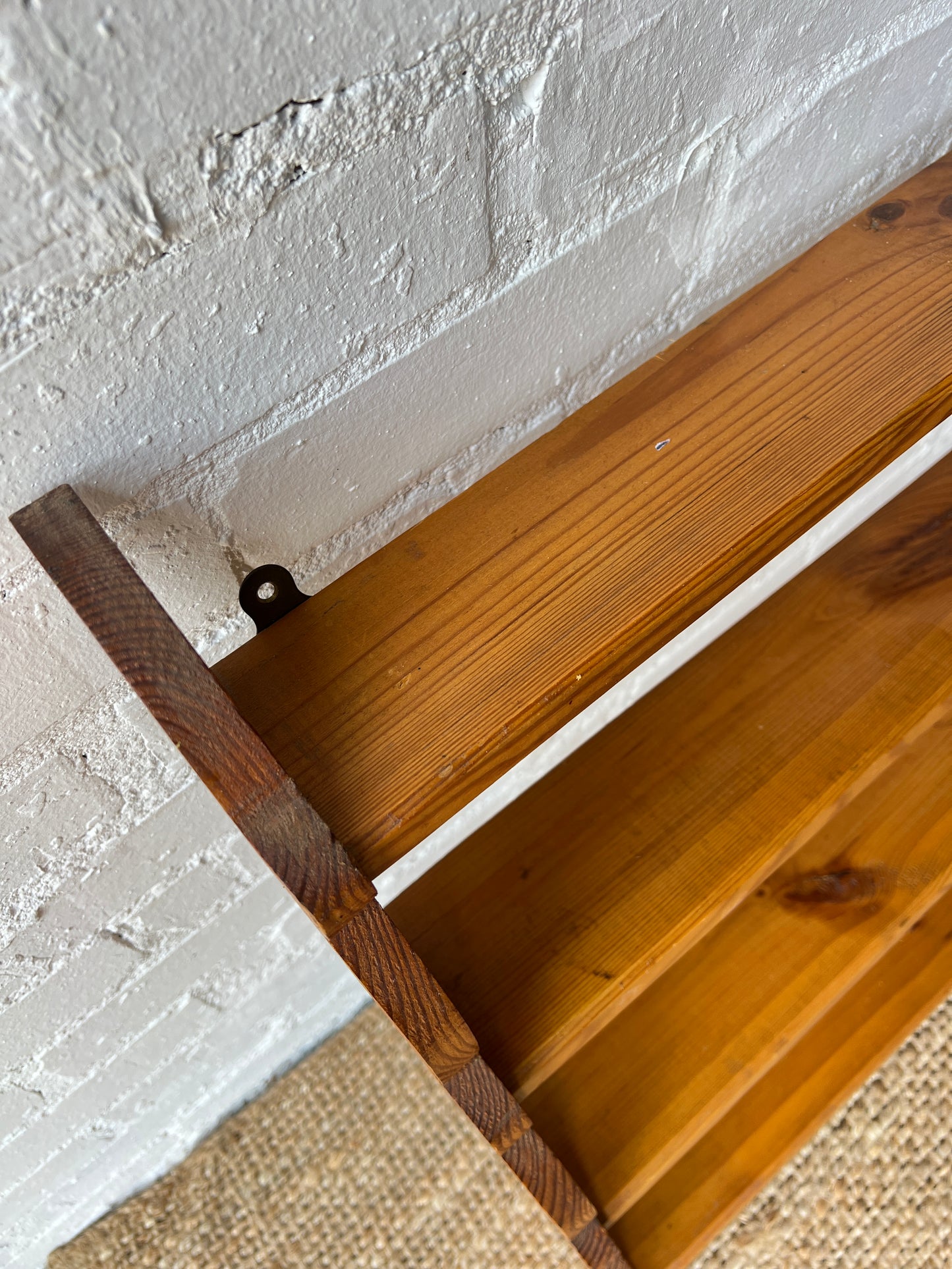 WAVY & DOT PINE SHELVES