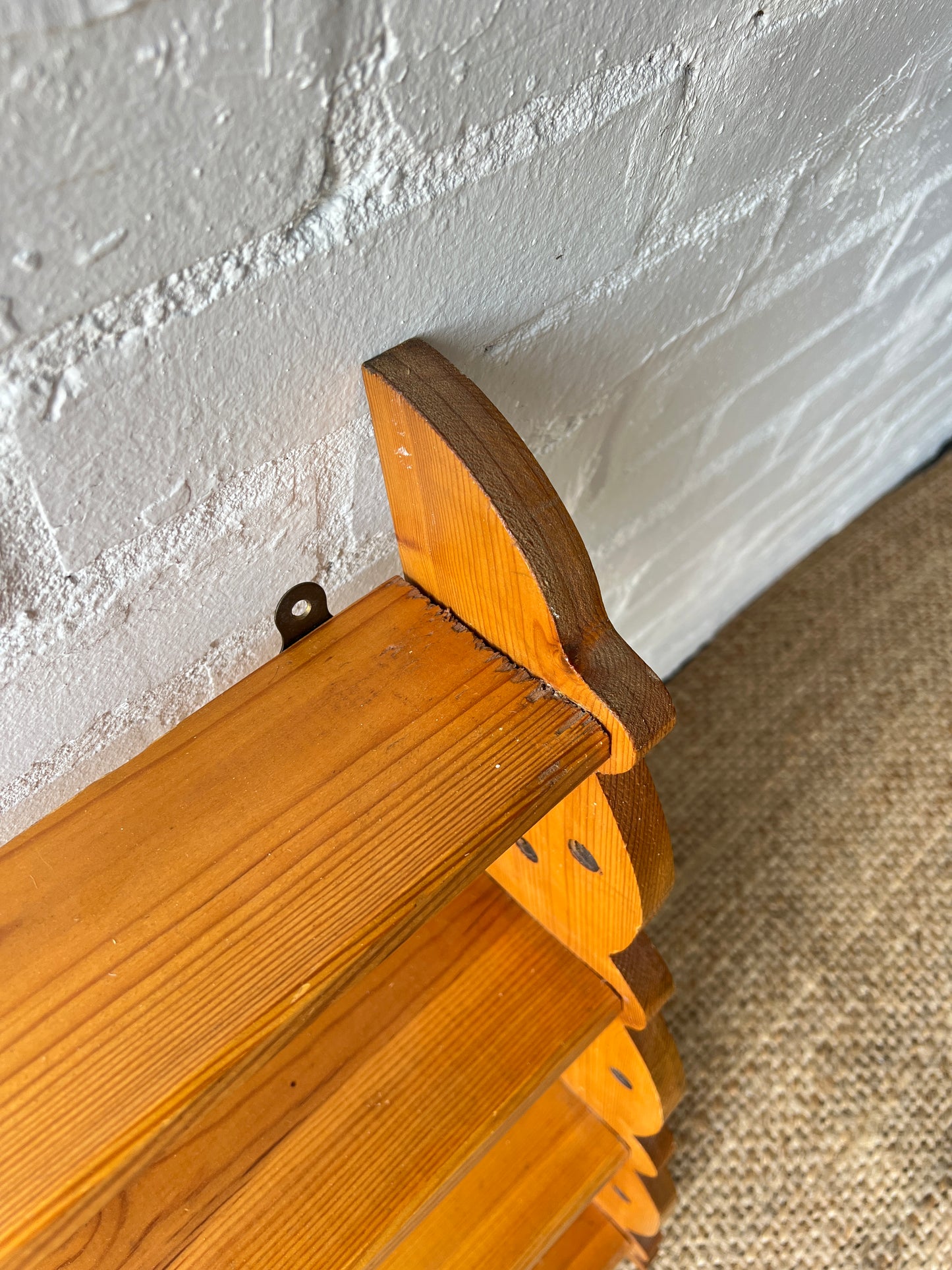 WAVY & DOT PINE SHELVES