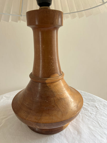SOLID WOOD TABLE LAMP WITH SCOOPED BASE