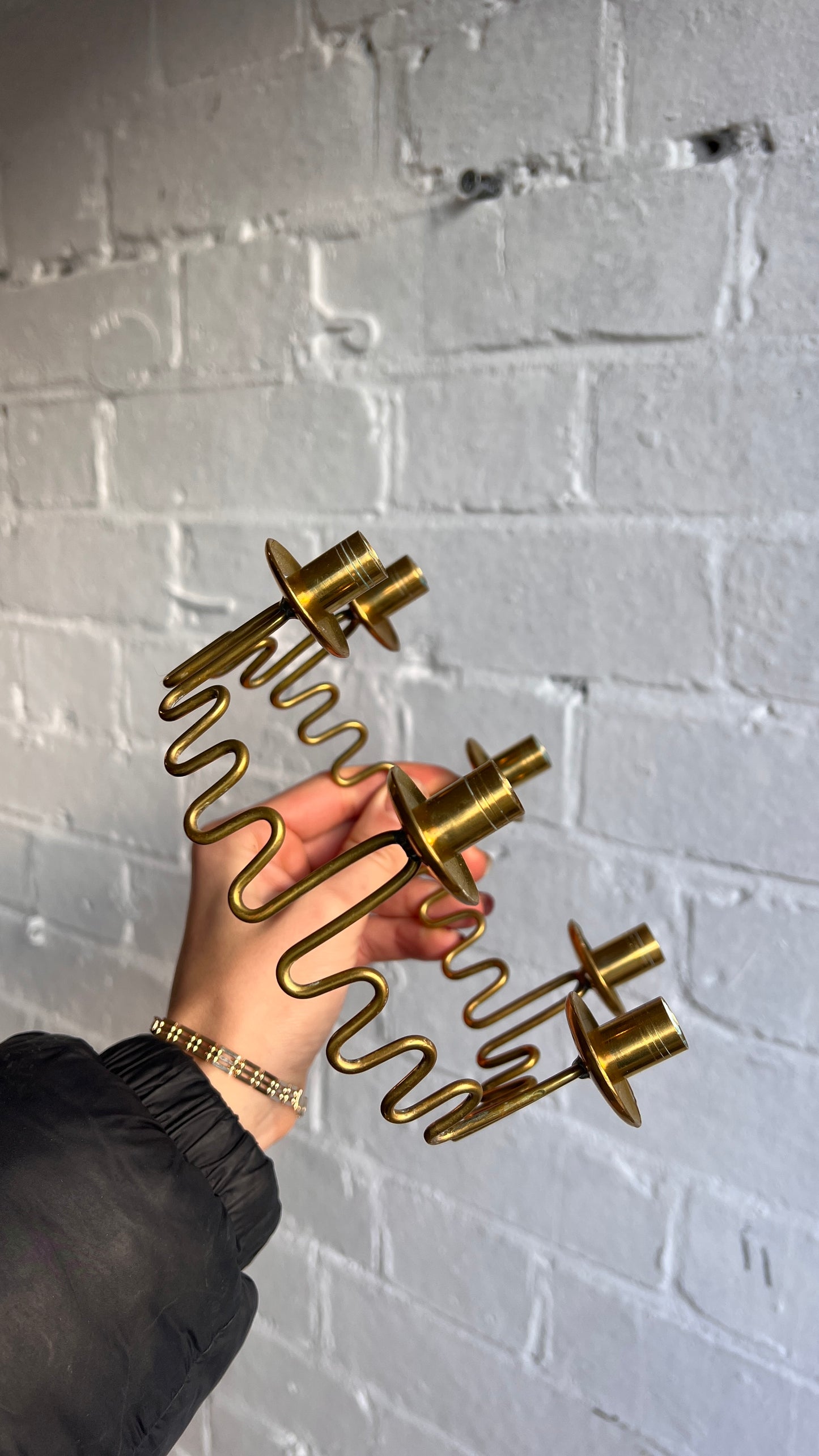 BRASS WIGGLE DECORATIVE CANDLE HOLDER