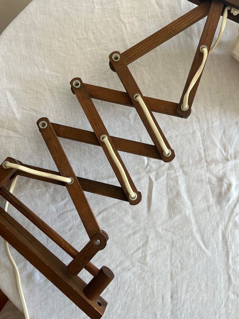 SCISSOR WALL LIGHT WITH SCALLOP SHADE