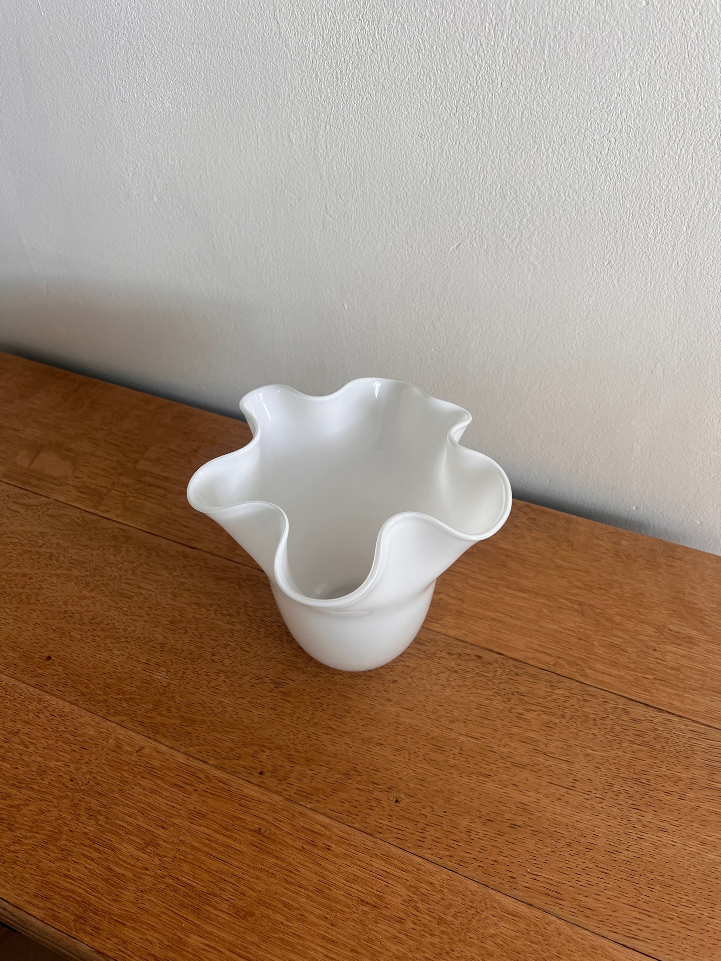 SMALL HANDKERCHIEF GLASS VASE