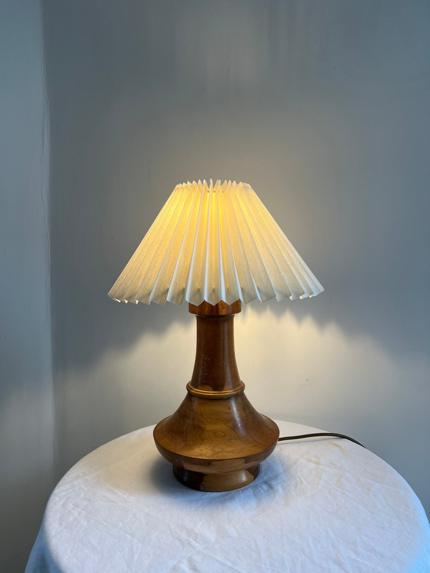 SOLID WOOD TABLE LAMP WITH SCOOPED BASE