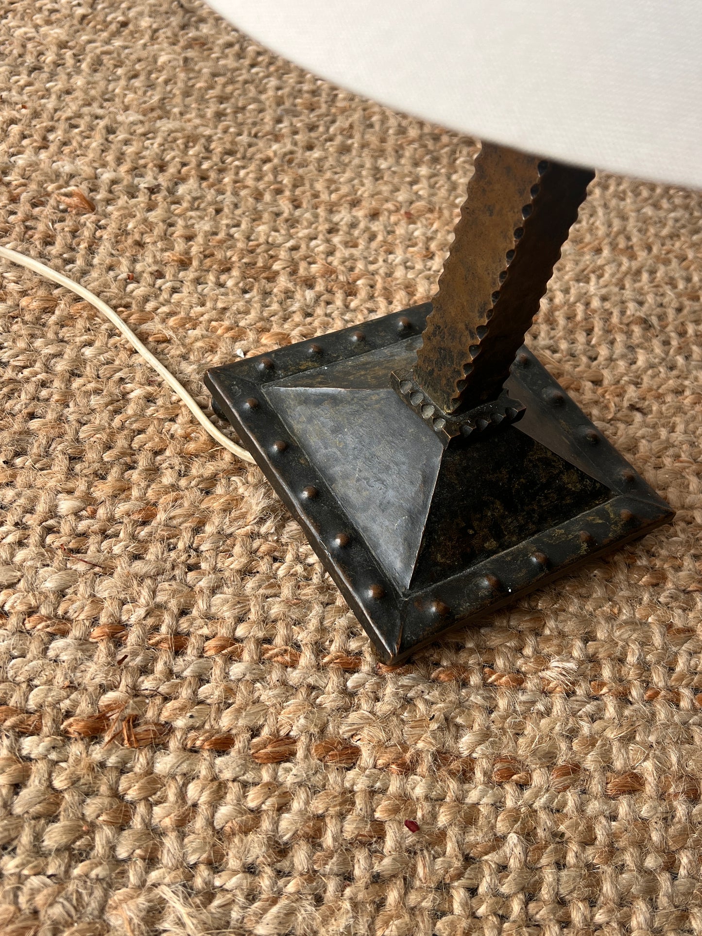 SMALL HAMMERED TABLE LAMP