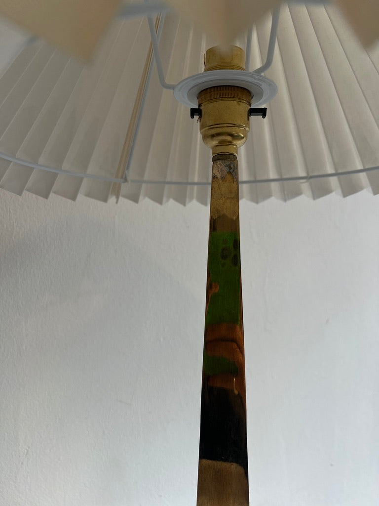 PAIR OF BRASS MID CENTURY BRASS LAMPS